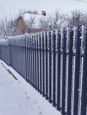 These Are 7 Tiny Fence Fixes That Keep Snow From Destroying Panels
