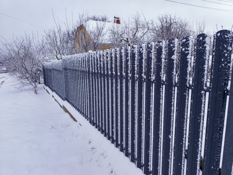These Are 7 Tiny Fence Fixes That Keep Snow From Destroying Panels