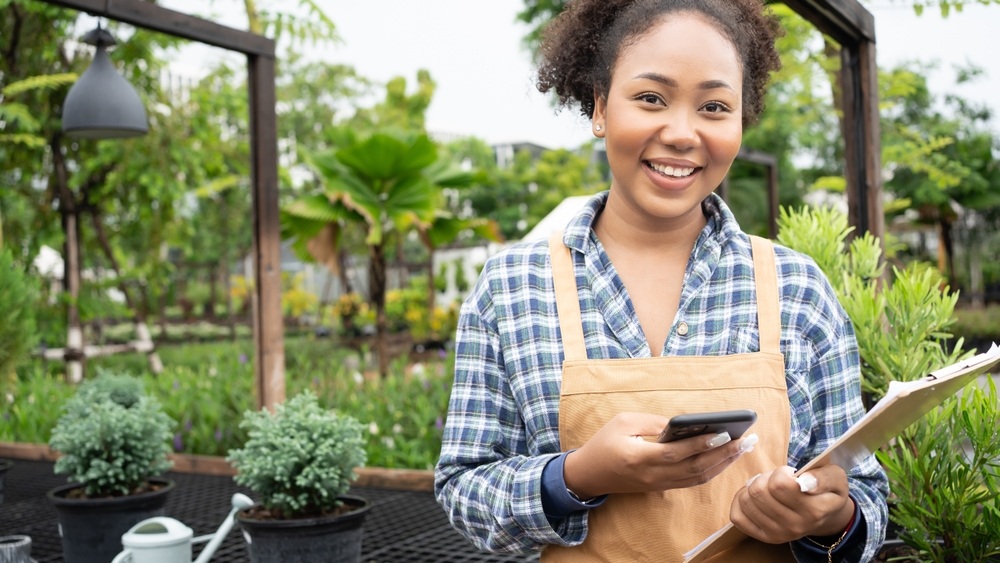 Smart Phone Gardening: The Free Apps That Replace Expensive Consultants