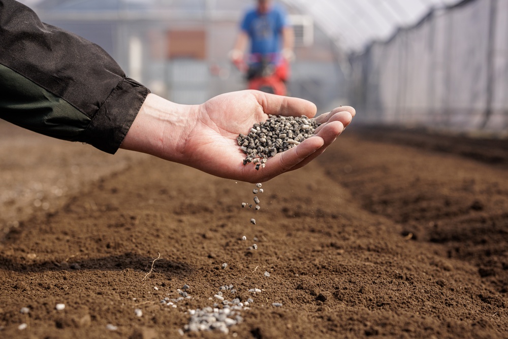 When Midseason Fertilizer Helps—and When It Burns Stressed Plants